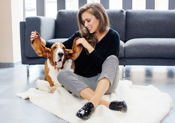 femme avec chaussures hush puppies et chien