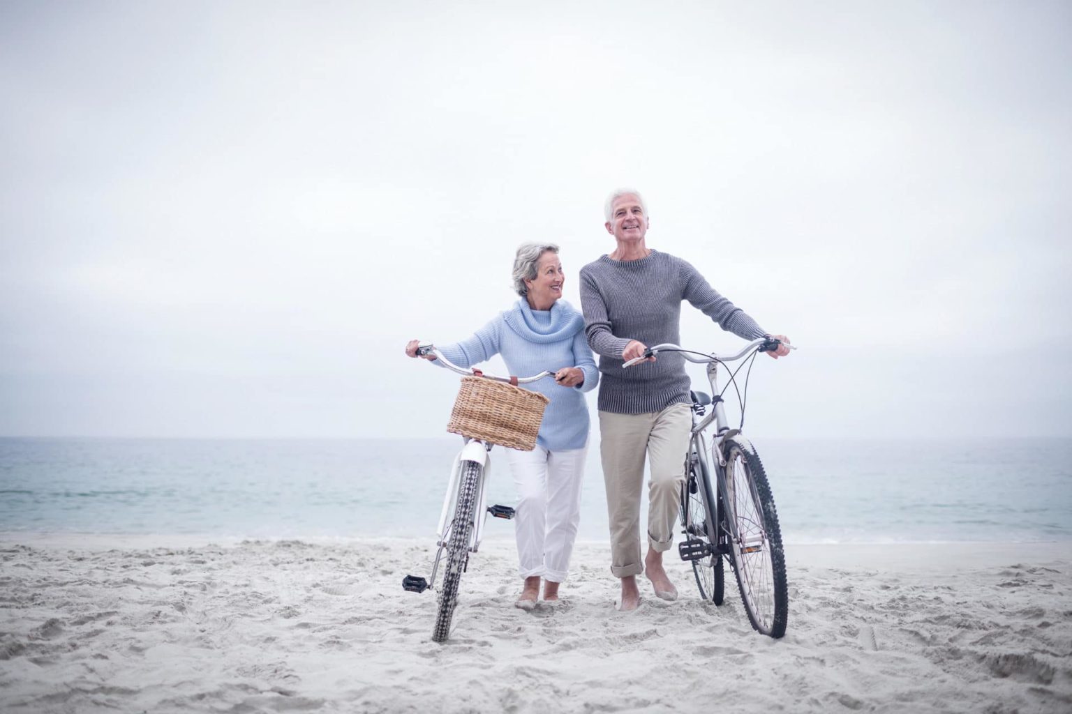couple qui fait du vélo sur la plage